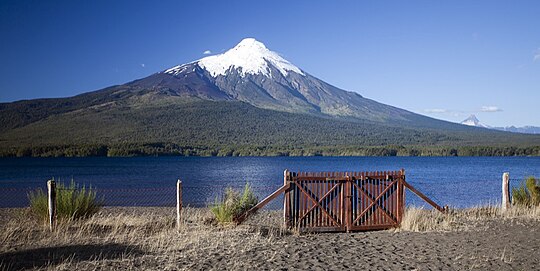 Larĝa panoramo pri vulkano kaj lago ĉe Osorno