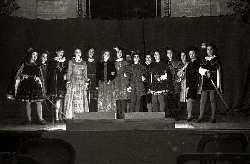 File:Las alumnas del 6º curso del Instituto Peñaflorida en la escenificacion de 'Romeo y Julieta' en el paraninfo (4 de 4) - Fondo Marín-Kutxa Fototeka.jpg