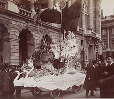 Le char électrique du Triomphe, et la Reine des Reines, Mlle Marie Missioux, devant le siège de l'ACF (Mi-Carême au Carnaval de Paris 1903).