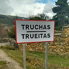 Letrero bilingüe de entrada a la localidad de Truchas.jpg