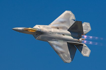 Caça Lockheed Martin F-22 "Raptor" em voo durante a exposição Joint Services Open House (JSOH) de 2008 na Base Aérea de Andrews, Maryland, Estados Unidos. (definição 2 736 × 1 822)