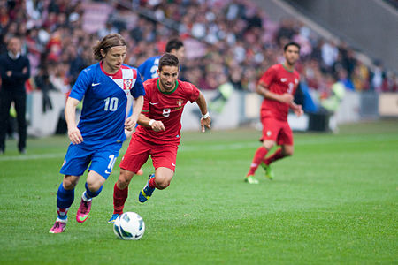 Tập tin:Luka Modric (L), João Moutinho (R) - Croatia vs. Portugal, 10th June 2013.jpg