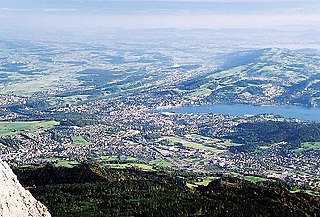 photo du Plateau suisse prise depuis le mont Pilatus, au premier plan la ville de Lucerne et les monts du Jura  à l'arrière plan