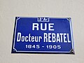 Plaque de la rue du Docteur-Rebatel, ici « rue Docteur Rebatel », vue en mars 2019.