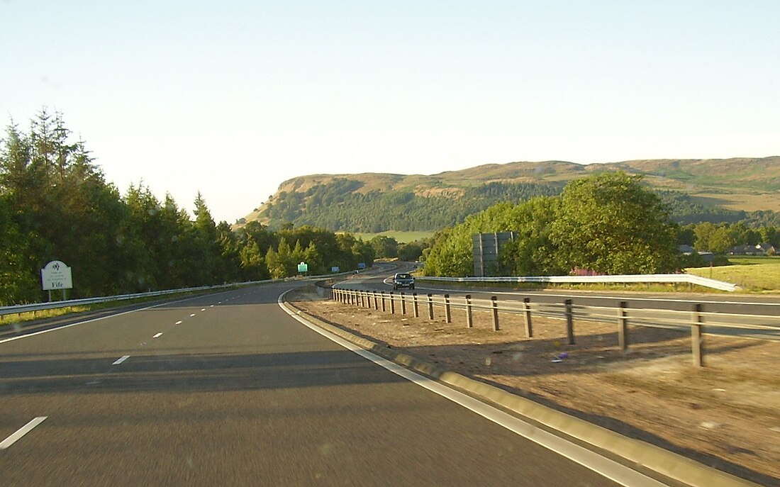 File:M90 motorway 2005-07-23.jpg