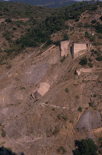 File:Malpasset dam1988-Boulders-left-abutment.jpg