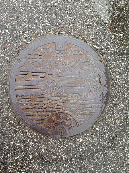 File:Manhole cover of Takaoka, Toyama.jpg