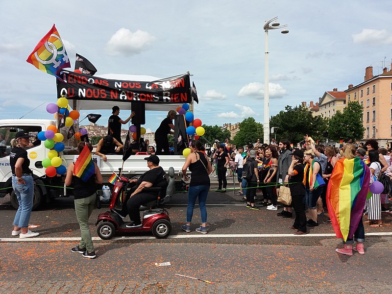 File:Marche des Fiertés 2018 à Lyon - Pont Bonaparte - Cortège 32.jpg