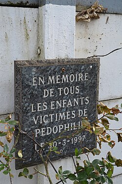 Plaque apposée sur le mur en face de la maison de Dutroux à Marcinelle.