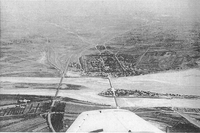 Flygfoto av Marco Polo-bron från andra världskriget. Fästningen Wanping syns över bron.