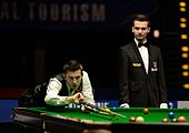 Deutsch: Bild aufgenommen in Berlin während des German Masters im Snooker 2015. Mark Selby, Marcel Eckardt. English: Picture taken in Berlin during the Snooker German Masters in 2015. Mark Selby, Marcel Eckardt.