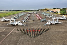 Marsekal TNI Fadjar Prasetyo, S.E., M.P.P., CSFA., dengan Crew Dinamic Show Team.jpg