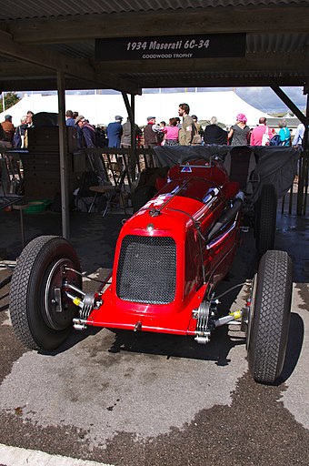 Une Maserati 6C-34 (ici au Festival de vitesse de Goodwood en 2012) semblable à celle avec laquelle Varzi commence la saison 1935.