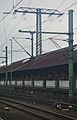 Mast der Bahn­strom­lei­tung Ret­hen–Ge­mün­den in einem Schup­pen am Güt­er­bahn­hof Fulda.