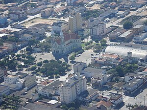 No centro da Praça Padre Roer está localizada a Igreja Nosso Senhor do Bonfim, erguida no início da década de 1930 (fotografia do bioquímico Roberto Pereira).