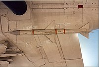 Az amerikai haditengerészet „Showtime 100” hívójelű, múzeumban kiállított F–4J repülőgépe alá felfüggesztett egyik AIM–7 Sparrow légiharc-rakéta, melyből hat darabot hordozhatott egyidejűleg
