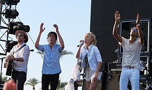 Metric в прямом эфире на Coachella в апреле 2013 г.