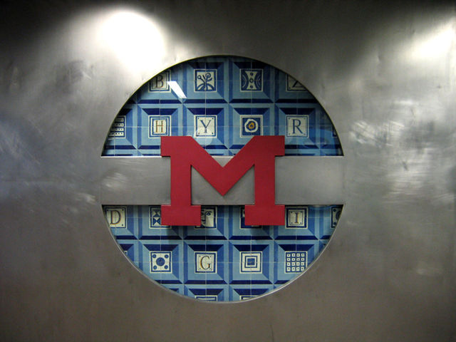 Old Lisbon Metro logo at Colégio Militar/Luz station