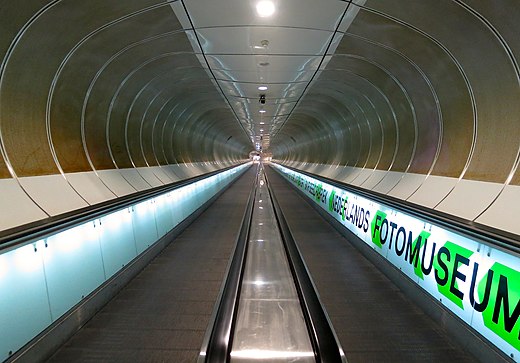 Tunnel met loopbanden in het Rotterdamse metrostation Wilhelminaplein