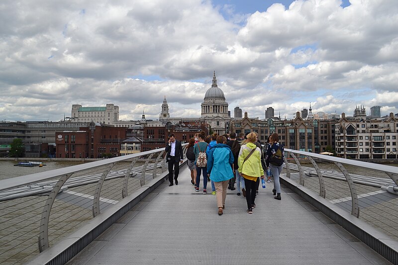 File:Millennium Bridge (3) (18645865058).jpg