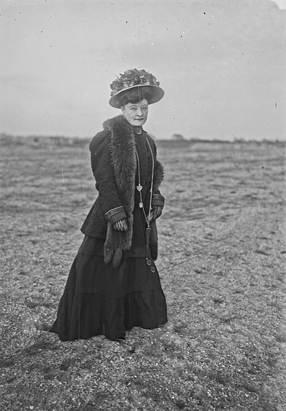File:Mme Airault, femme aéronaute, 1907.jpg