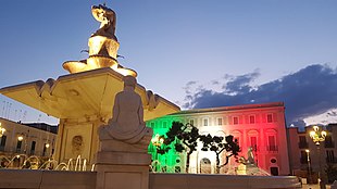 La centrale piazza XX Settembre, con la fontana monumentale e, sullo sfondo, palazzo Roberti-Alberotanza