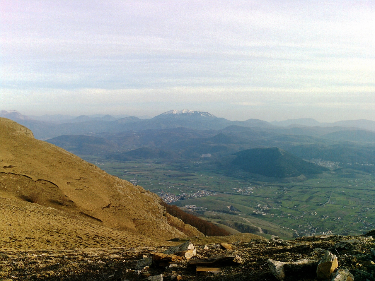 Monte Volturino - La valle dell'Agri dalla cresta meridionale del monte Volturino (sullo sfondo è il massiccio del Sirino).PNG