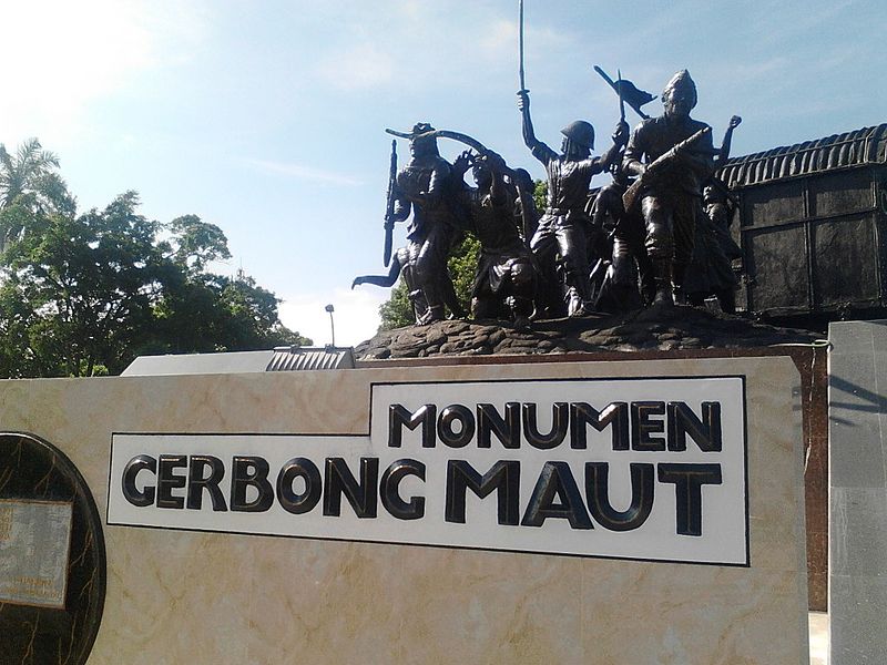 File:Monumen-gerbong-maut-bondowoso-31f73.jpg