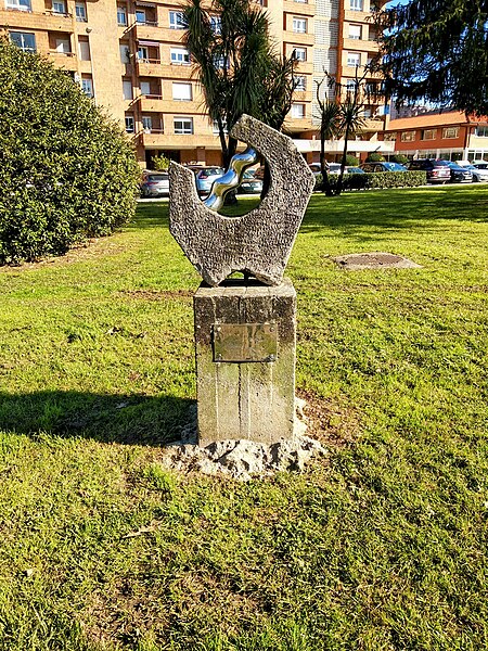 File:Monumento a Emiliano Ruiz, concejal de parques y jardines de Torrelavega.jpg