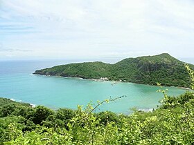 Fort Napoleon'dan Morne Morel'in ve Marigot Körfezi'nin görünümü.