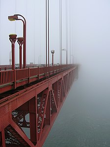 Golden Gate Köprüsü'nün ünlü sabah sisi, Adveksiyon sisinin tipik bir örneğidir. (Üreten: Grombo)