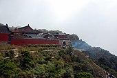 Un grupo de templos en la cima del monte Taishan, donde se han construido estructuras en el sitio desde el siglo III a. C. durante la dinastía Han.