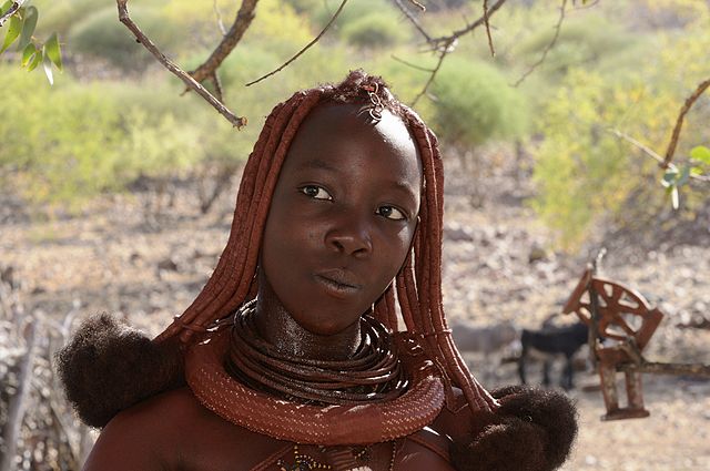 Jeune femme Himba de Namibie.