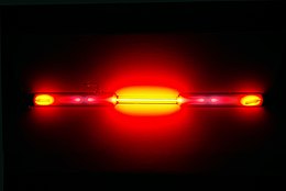 Неон – безцветен газ, излъчващ оранжево-червена светлина при поставяне в силно електрическо поле