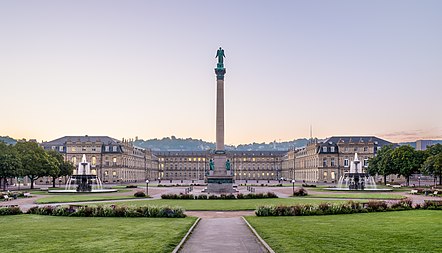 English: Neues Schloss (new palace), Schlossplatzspringbrunnen, Jubiläumssäule (Schlossplatz, Stuttgart, Germany). Deutsch: Neues Schloss, Schloßplatzspringbrunnen, Jubiläumssäule (Schloßplatz in Stuttgart).