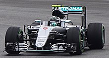 Photo de face de la Mercedes F1 W07 Hybrid de Rosberg, équipée de pneus intermédiaires