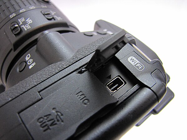 English: Nikon D5500 with bluetooth GPS receiver Aokatec AK-N7000