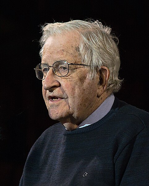 Ficheiro:Noam Chomsky portrait 2017 retouched.jpg
