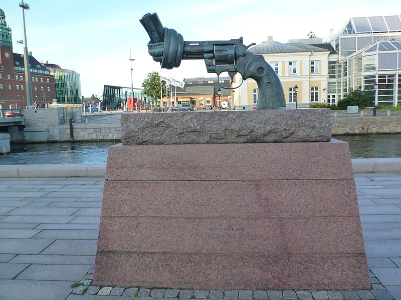 File:Non-Violence sculpture Malmö.JPG