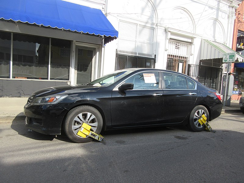 File:Oak Street, Carrollton, New Orleans, 14 December 2021 - Booted Car.jpg