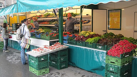 a market: Wochenmarkt Firmaneiplatz