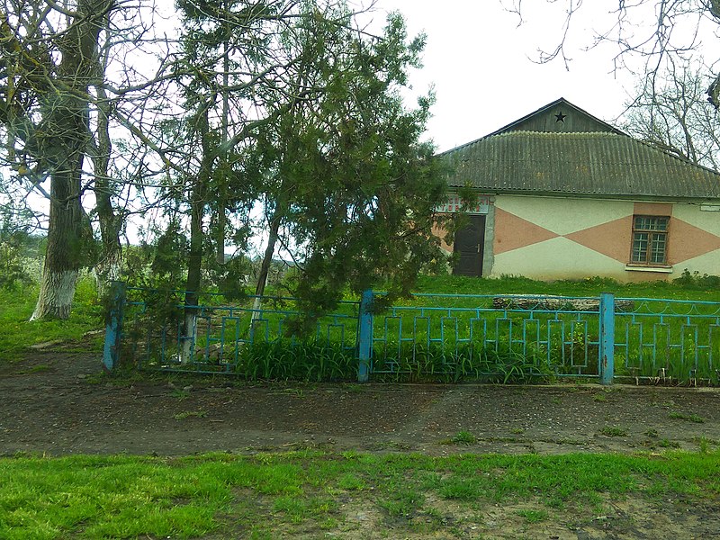 File:Old shop in Savyntsi.jpg