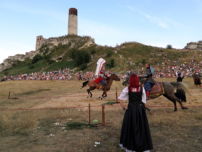 File:Olsztyn, turniej rycerski pod zamkiem.JPG