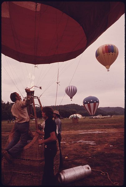 File:PETE HODKINSON, III, PRESIDENT OF THE ALPINE VALLEY INVESTMENT CORPORATION, FIRES THE PROPANE BURNER ON HIS HOT AIR... - NARA - 557718.jpg