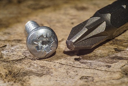 Pozidriv screw and screwdriver
