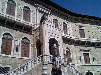 Portal with papal statue Palazzo dei Priori Fermo, 2008.jpg