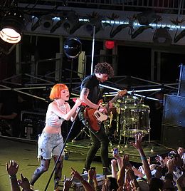 I Paramore si esibiscono durante la crociera del marzo 2014 sulla Norwegian Pearl