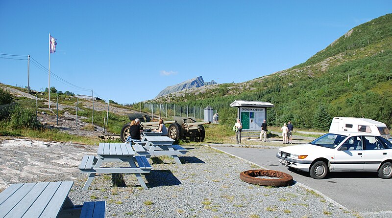 File:Parkeringsplassen ved Grønsvik Kystfort.JPG