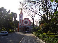 A Paróquia Santa Teresinha deu nome ao bairro homônimo.