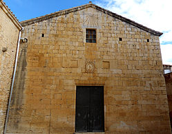 Fachada y puerta de ingreso a la capilla de la Comunión